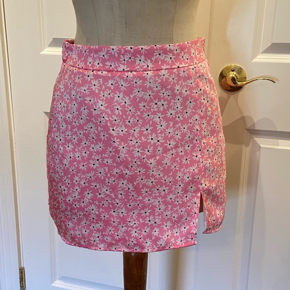 Pink floral mini skirt - Picture 1 of 3